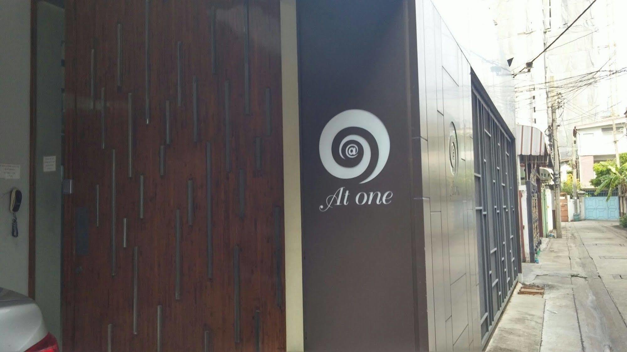 At One Inn Hualampong Bangkok Eksteriør billede
