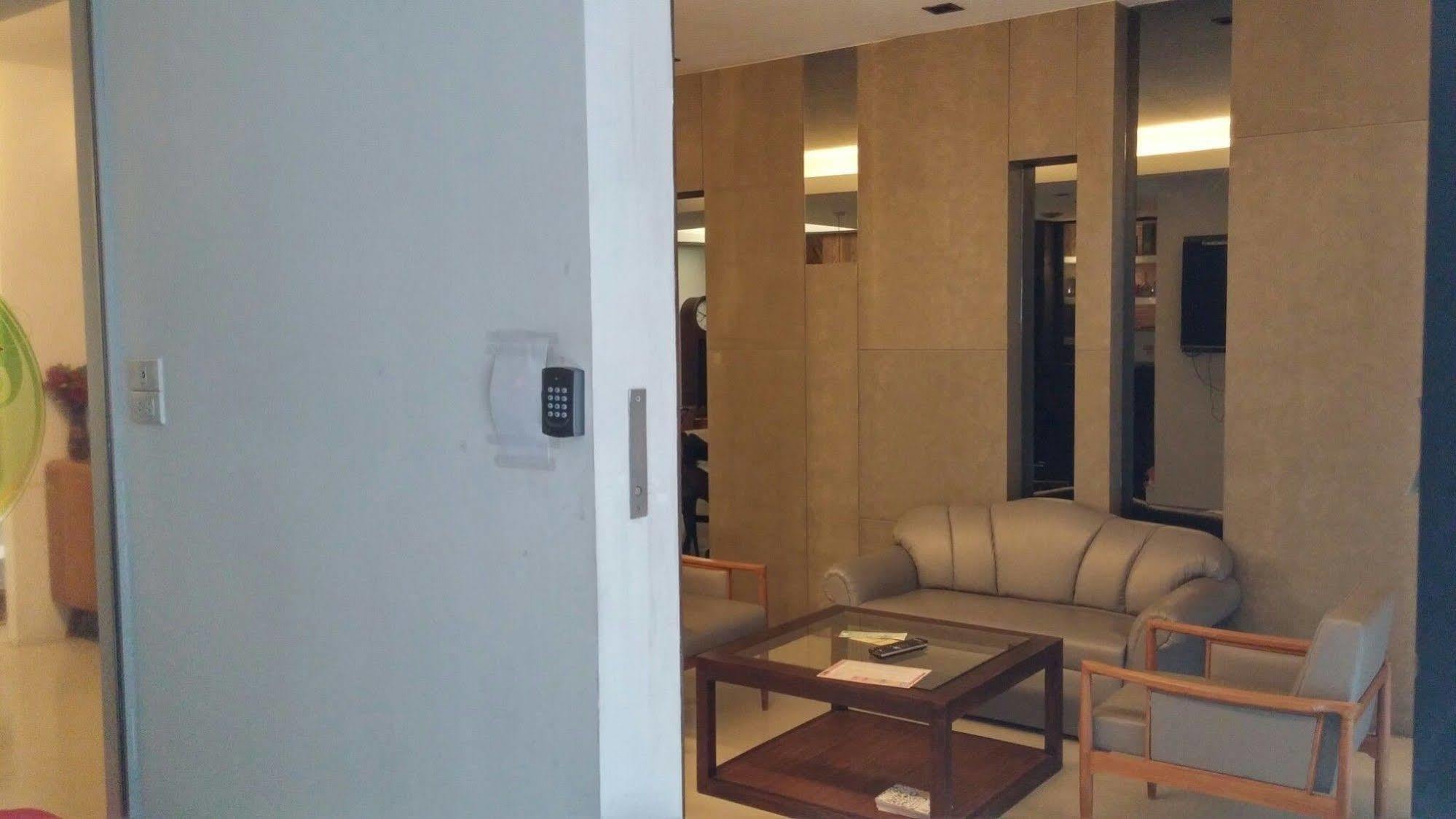 At One Inn Hualampong Bangkok Eksteriør billede