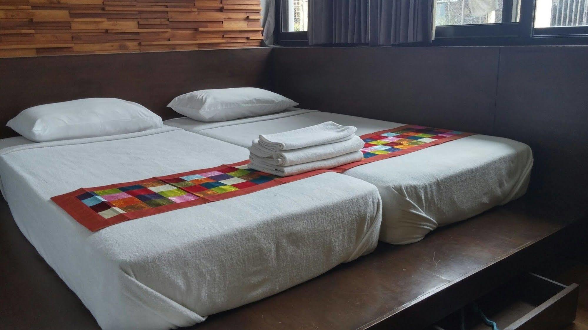 At One Inn Hualampong Bangkok Eksteriør billede