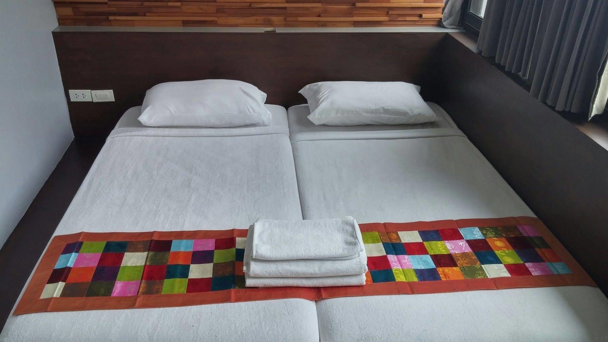 At One Inn Hualampong Bangkok Eksteriør billede